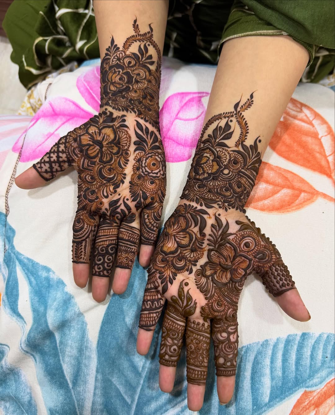 524932650_18096965482618944_8042657118080599778_n Sider mehendi Package 1(6 Fingers Above Palm) - Image 1